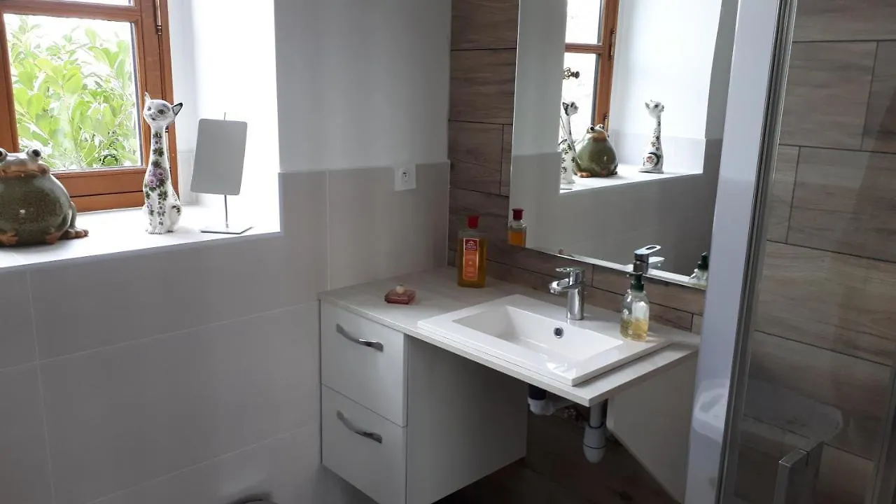 Chez Celine Bed & Breakfast Sens-de-Bretagne 0*,  France