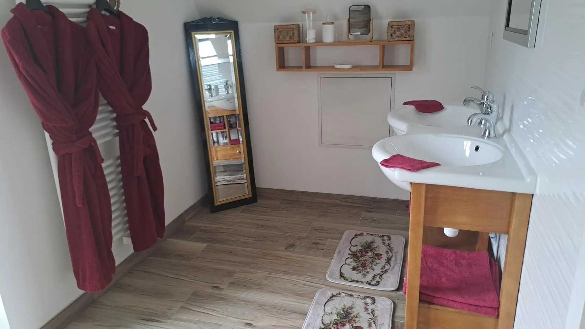 Chez Celine Bed & Breakfast Sens-de-Bretagne 0*,  France